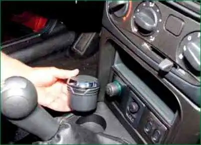 How to remove Niva Chevrolet floor tunnel lining