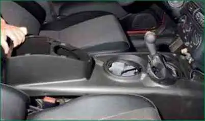 How to remove Niva Chevrolet floor tunnel lining