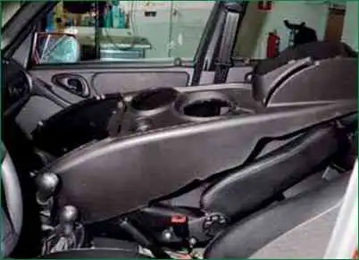 How to remove Niva Chevrolet floor tunnel lining