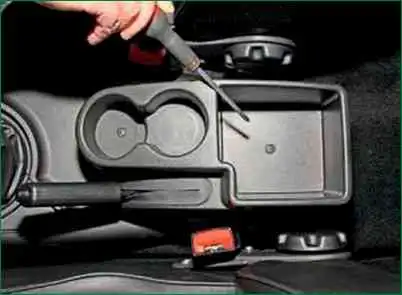 How to remove Niva Chevrolet floor tunnel lining