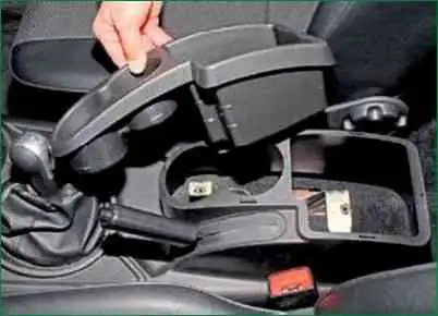 How to remove Niva Chevrolet floor tunnel lining