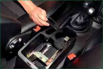 How to remove Niva Chevrolet floor tunnel lining