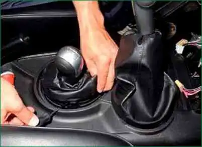 How to remove Niva Chevrolet floor tunnel lining