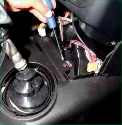 How to remove Niva Chevrolet floor tunnel lining