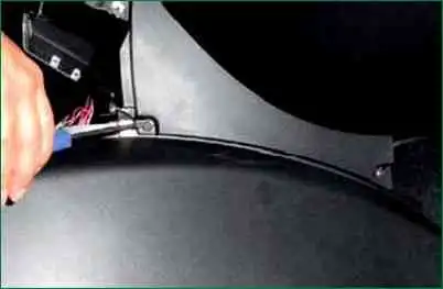 How to remove Niva Chevrolet floor tunnel lining