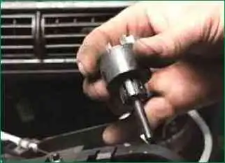 Aus- und Einbau von Lufteinlass, Stangen und Halterung der Heizhebel Niva Chevrolet