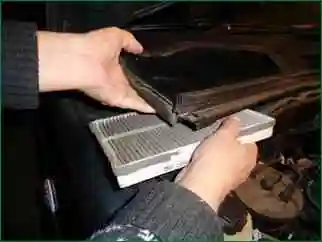 Заміна фільтру повітря салону Niva Chevrolet