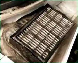 Заміна фільтру повітря салону Niva Chevrolet