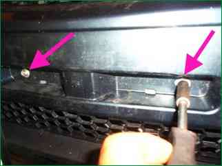 Cómo quitar el parachoques delantero de un Chevrolet Niva de 2009