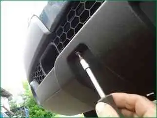 Как снять передний бампер автомобиля Нива Шевроле выпуска с 2009 года