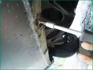 Как снять передний бампер автомобиля Нива Шевроле выпуска с 2009 года