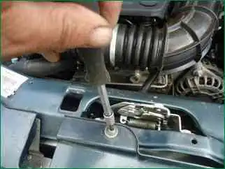 Как снять передний бампер автомобиля Нива Шевроле выпуска с 2009 года