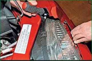 Як зняти передній бампер автомобіля Нива Шевроле випуску з 2009 року