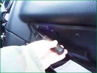 So entfernen Sie das Niva Chevrolet-Handschuhfach