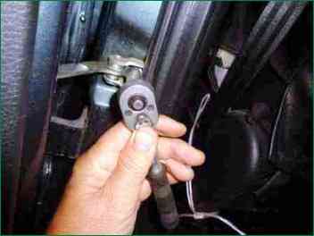 Chevrolet Niva front door repair