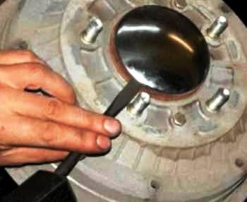 How to remove a Niva Chevrolet brake drum