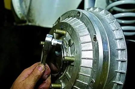 How to remove a Niva Chevrolet brake drum