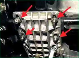 How to replace the front suspension stabilizer of a Chevrolet Niva car