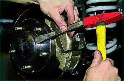 Регулювання зазору в підшипниках маточок ВАЗ-2123 Регулювання зазору в підшипниках маточок ВАЗ-2123