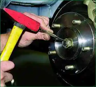 Регулювання зазору в підшипниках маточок ВАЗ-2123 Регулювання зазору в підшипниках маточок ВАЗ-2123