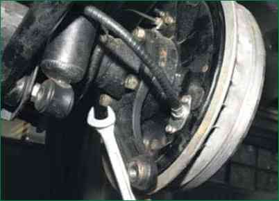 Reemplazo del amortiguador de suspensión trasera Chevrolet Niva