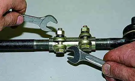 Comprobación y ajuste de los ángulos de las ruedas delanteras VAZ- 2123