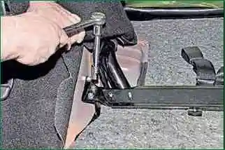 Як зняти та поставити паливний бак ВАЗ-2123