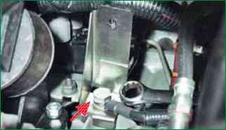 Extracción e instalación del motor de un automóvil Chevrolet Niva