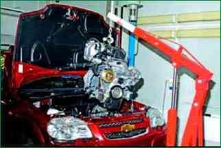 Removing and installing a Chevrolet Niva car engine