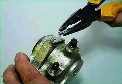 Заміна робочих циліндрів переднього гальма Niva Chevrolet