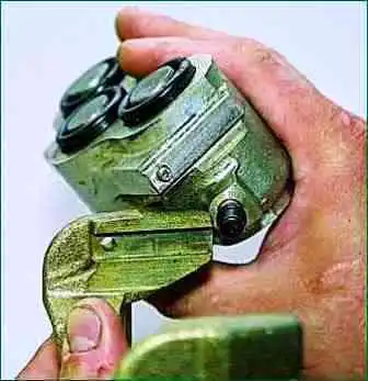 Заміна робочих циліндрів переднього гальма Niva Chevrolet