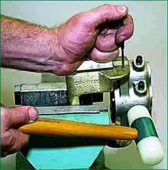 Заміна робочих циліндрів переднього гальма Niva Chevrolet