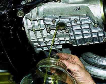 Ölwechsel im Niva Chevrolet Vorder- und Hinterachse
