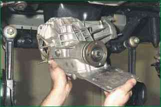 How to disassemble and assemble the front axle gearbox VAZ-2123