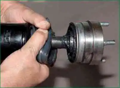 Зняття ШРУСу з валу приводу ведучого мосту Нива Шевролет