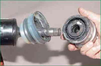 Removing the CV joint from the Niva Chevrolet driving axle drive shaft