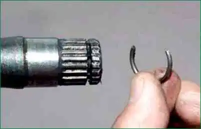 Зняття ШРУСу з валу приводу ведучого мосту Нива Шевролет