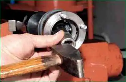 Зняття ШРУСа з валу приводу ведучого мосту Нива Шевролет