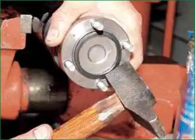 Зняття ШРУСа з валу приводу ведучого мосту Нива Шевролет