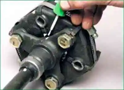 Removing and installing Niva Chevrolet intermediate shaft