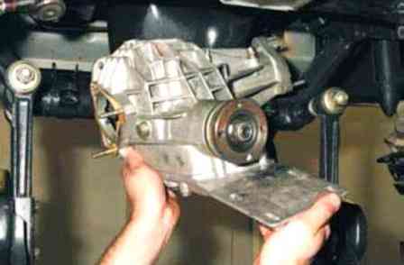 Removing and installing Niva Chevrolet front axle gearbox