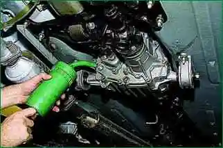 Oil change in the transfer case VAZ-2123