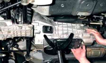 Removing and installing gearbox VAZ-2123