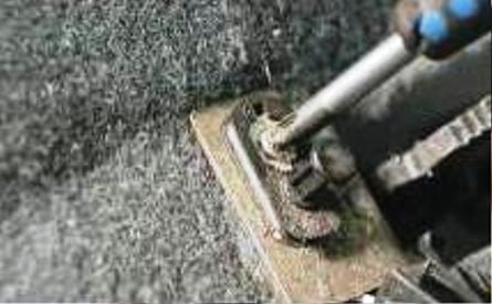 Выверните винт крепления выключателя к кронштейну рычага стояночного тормоза