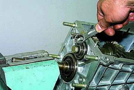Disassembling and assembling a gearbox of a VAZ-21213 car