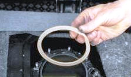 Если уплотнительное кольцо насоса осталось на баке, снимите его и осмотрите