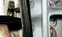 Снятие и установка ограничителя открывания двери задка Нива Шевроле