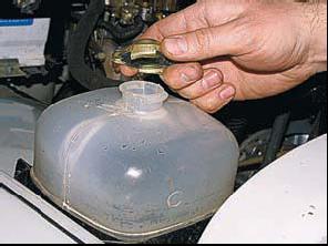 Как заменить охлаждающую жидкость двигателя автомобиля УАЗ Патриот