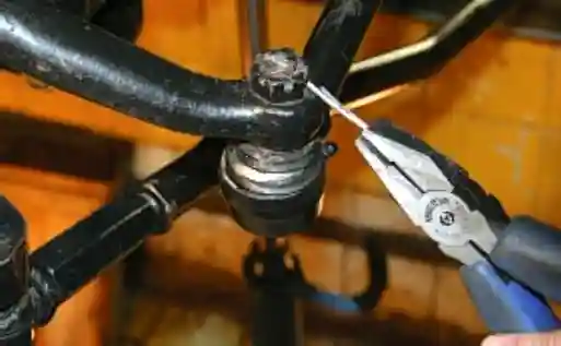 Как заменить наконечники рулевых тяг автомобиля УАЗ Патриот