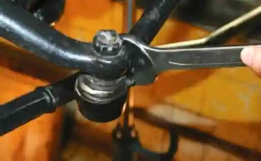 Как заменить наконечники рулевых тяг автомобиля УАЗ Патриот